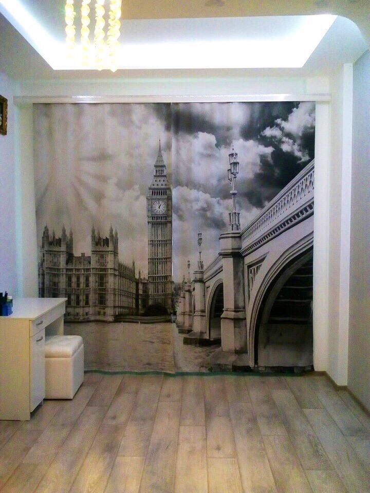 Foto in bianco e nero su una tenda in un salotto minimalista.