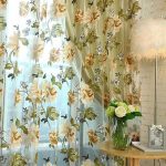 Παράθυρο κρεβατιού με Floral Tulle