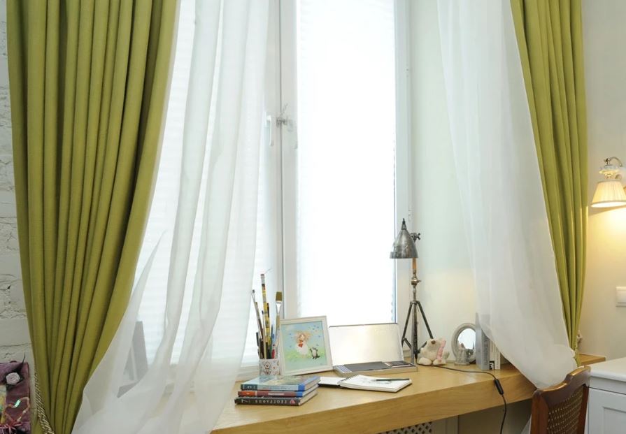 Tulle court sur la fenêtre de la chambre pour une fille