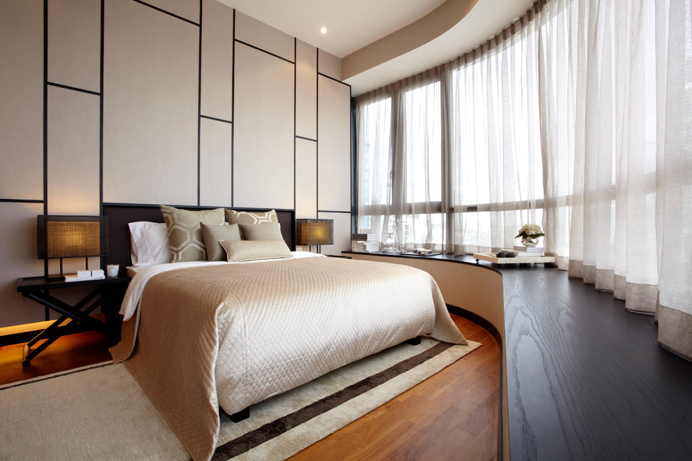 Chambre spacieuse avec longue fenêtre en tulle