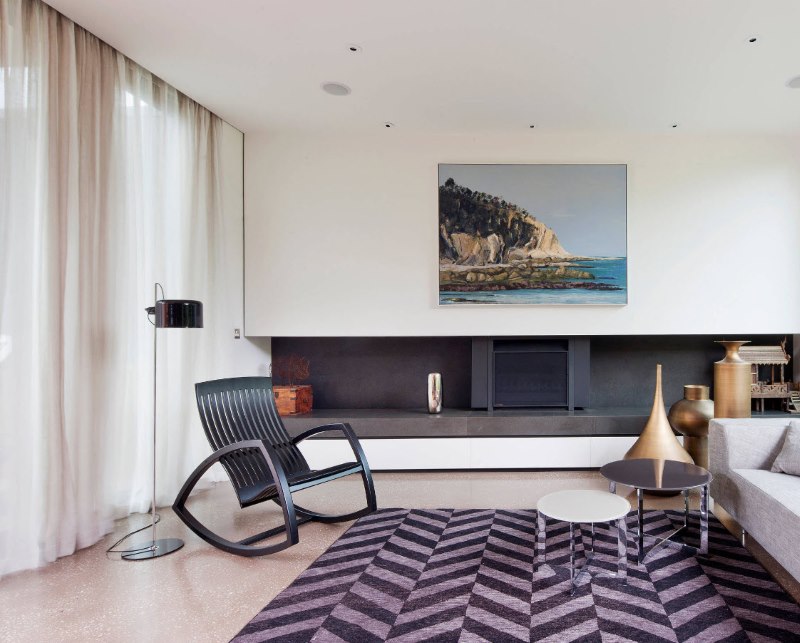 Tulle sur une corniche cachée à l'intérieur du salon