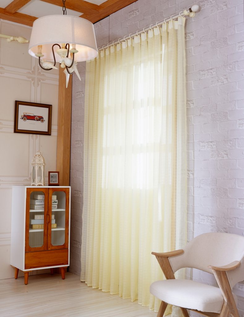 Tulle léger sur la corniche ronde dans la chambre de la fille