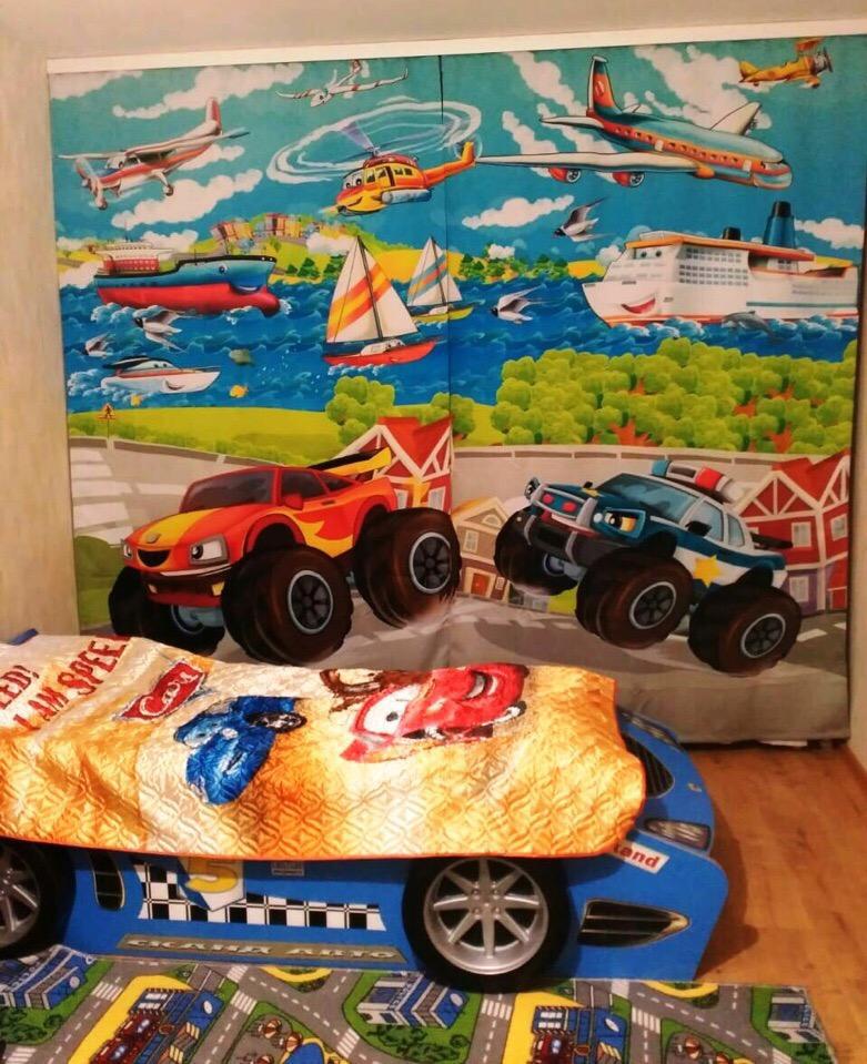 Photocurtains sulla finestra del giovane pilota