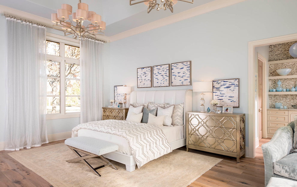 Tulle au lieu de rideaux à l'intérieur de la chambre