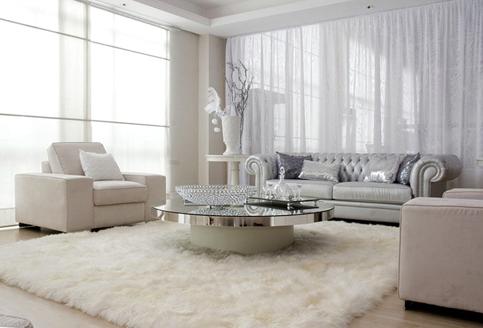 Intérieur de salon moderne avec tulle blanc