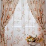 Décoration de fenêtre avec des fleurs de tulle