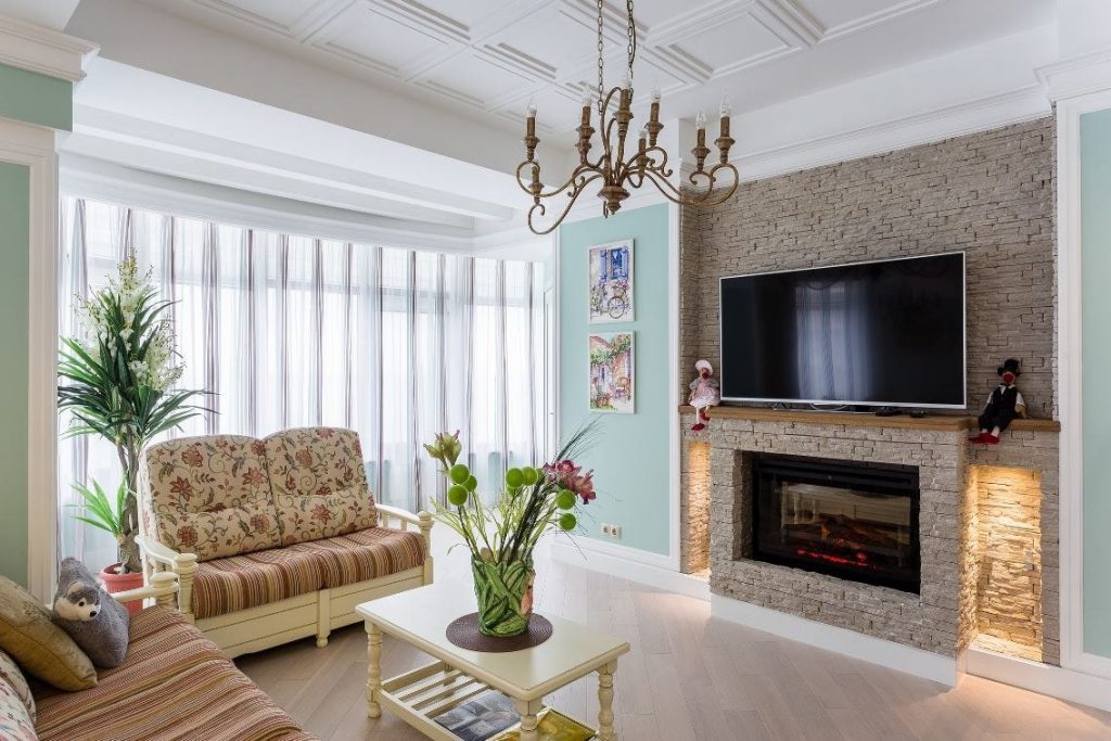TV sur cheminée dans le salon