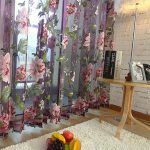 Tulle à grandes fleurs sur la fenêtre du salon