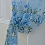 Beau tulle avec des fleurs en bleu