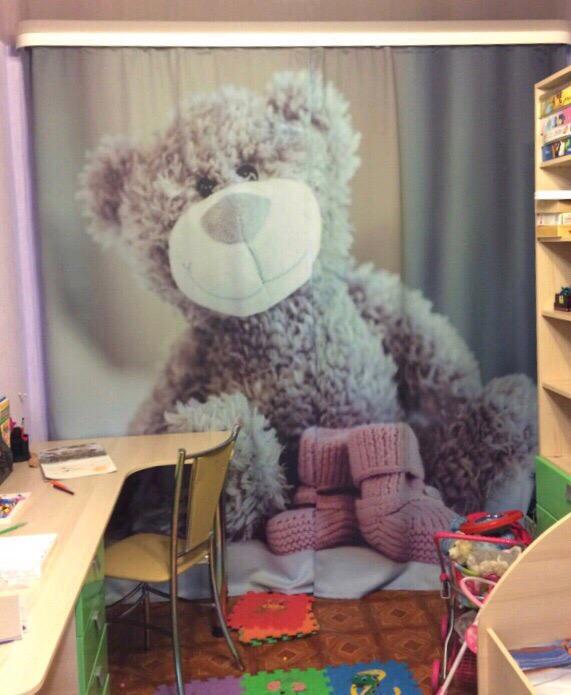 Tenda nella stanza dei bambini con un'immagine realistica di un peluche