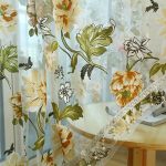 Ornement floral sur un tulle fin