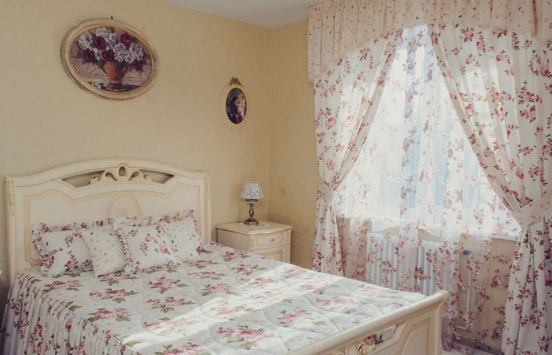 Floral υφάσματα στην κρεβατοκάμαρα