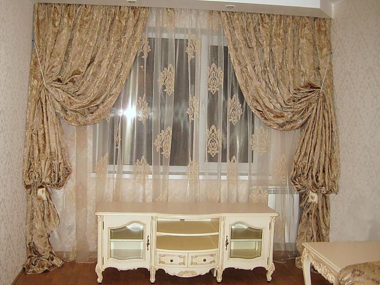 Décoration de fenêtre dans le hall d'un appartement de ville avec tulle et monogrammes