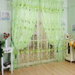 Tulle de couleur vert clair sur la fenêtre du salon