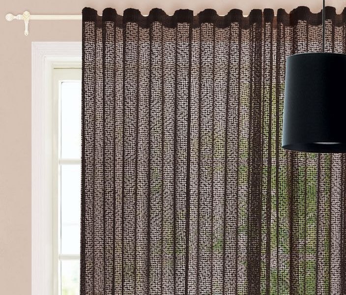 Maille de tulle noir sur la fenêtre du salon