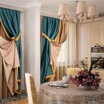 Cuisine-salon design avec deux fenêtres