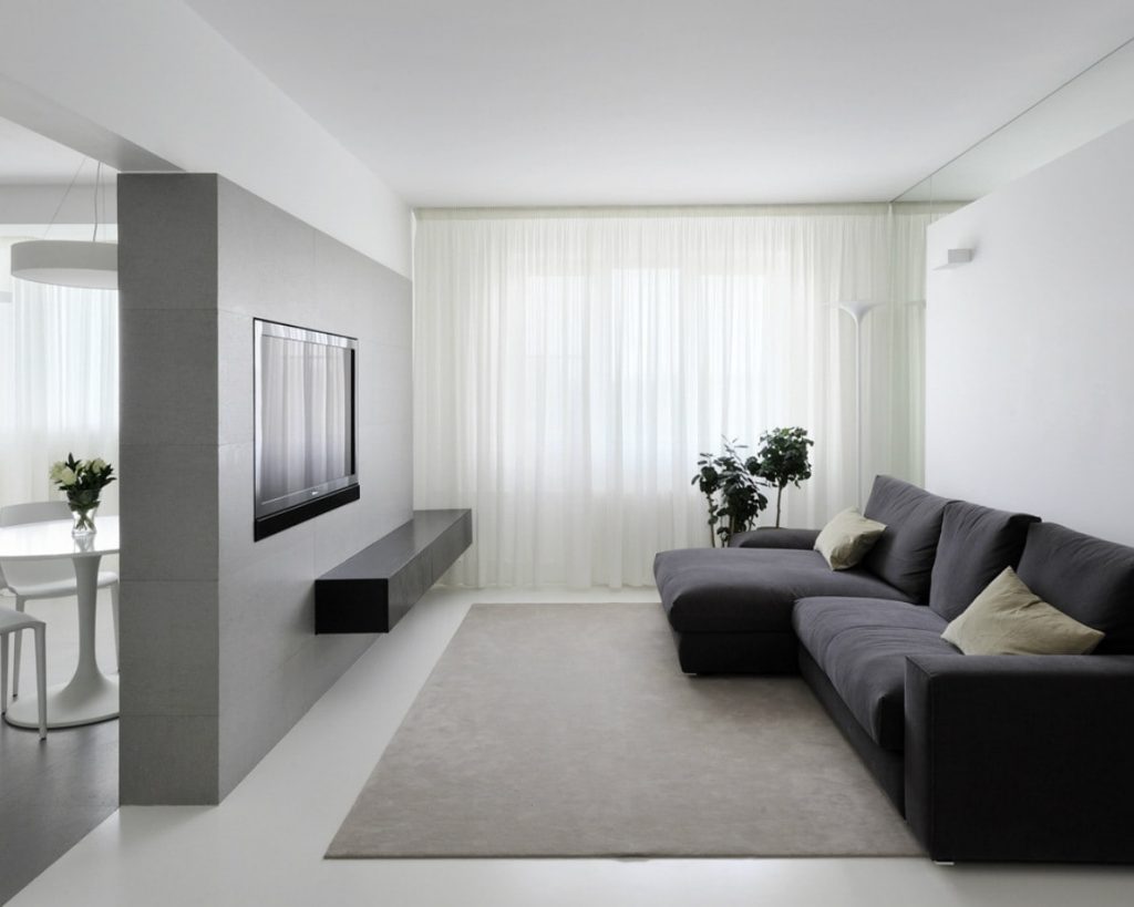 Tulle léger sur la fenêtre du salon dans le style du minimalisme