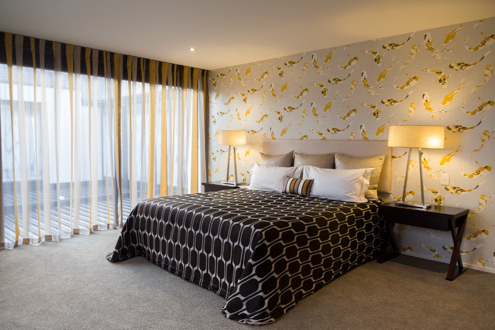 Intérieur de chambre à coucher avec tulle à rayures de couleur