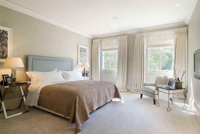 Extra long rideaux à l'intérieur de la chambre