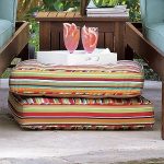 Coussins d'été rayés confortables sur le sol