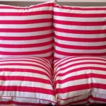 Coussins confortables à rayures pour s'asseoir sur le sol