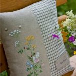 Coussin d'extérieur avec fleurs de champ brodées