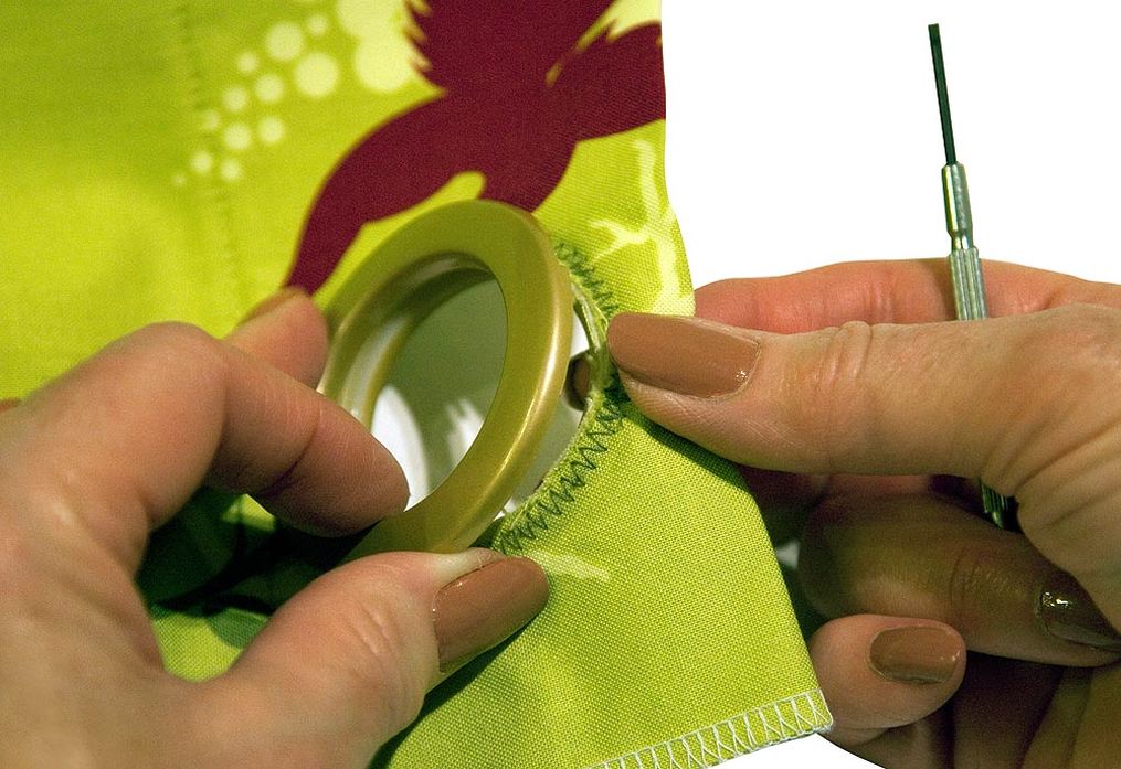 Installation de la bague dans le trou du rideau