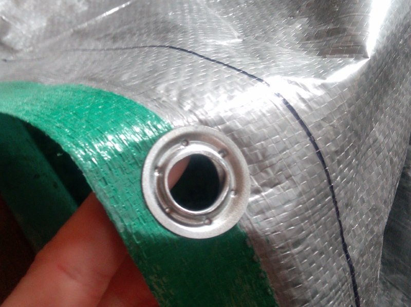Oeillet de bricolage sur tissu vert