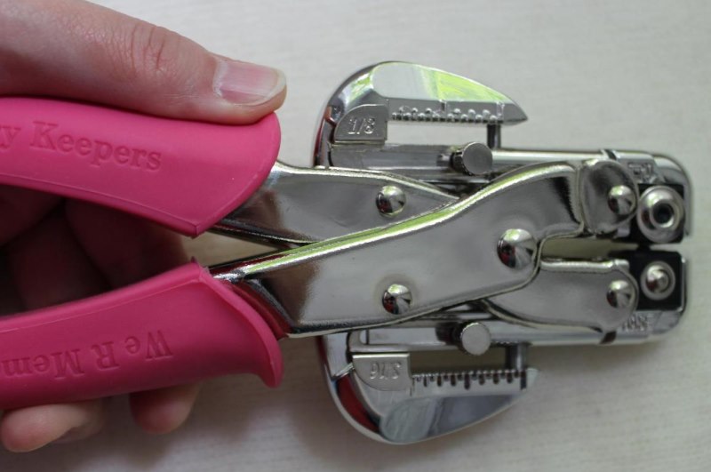 Installateur de passe-fils crop-a-dile avec superpositions rouges sur les bras