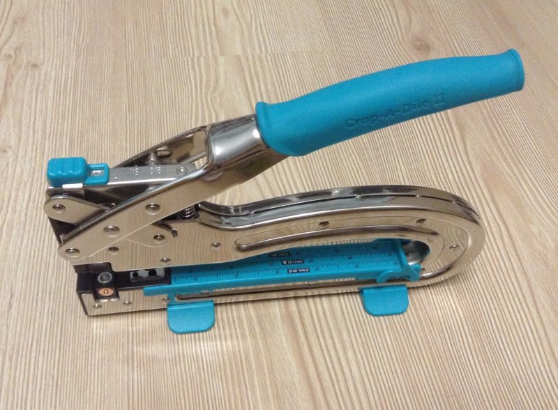 Poignée bleue sur l'installateur d'oeillets CroPodile