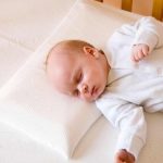 Oreiller orthopédique étroit pour un enfant