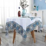Option nappe blanche avec motif fleuri