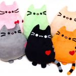 Oreillers de chaton de velours avec des balles à l'intérieur
