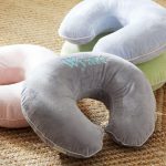 Oreillers de velours de différentes couleurs pour l'alimentation