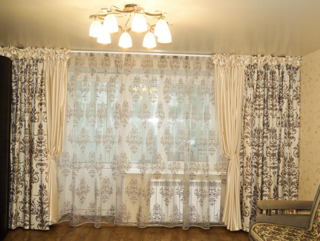Tulle avec monogrammes à l'intérieur du salon dans la maison à panneaux