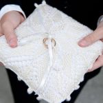 Coussin tricoté blanc neige pour bagues