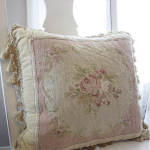 Coussin de broderie avec pompon dans le style de la Provence
