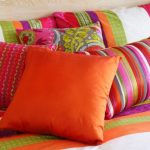 Coussins décoratifs lumineux à l'intérieur de la chambre