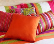 Coussins décoratifs lumineux à l'intérieur de la chambre