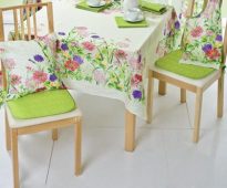 Coussin vert vif et coussins à fleurs sous le dos