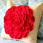 Fleur lumineuse sur le coussin de canapé