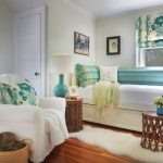 Coussins verts assortis aux rideaux