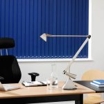 Stores verticaux en tissu bleu
