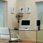 Peintures modulaires sur le mur du bureau