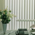 Fleurs fraîches dans un vase sur le bureau