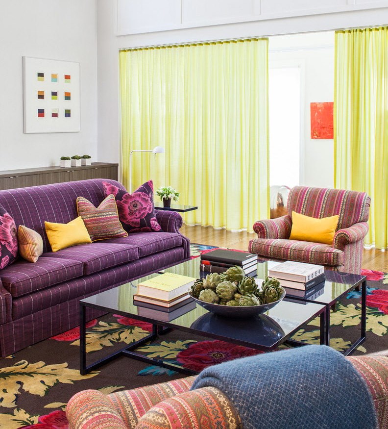 Rideaux de tulle jaune dans le salon