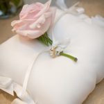 Des fleurs et des plantes fraîches décoreront non seulement l'accessoire, mais rempliront également l'espace festif d'arômes raffinés.