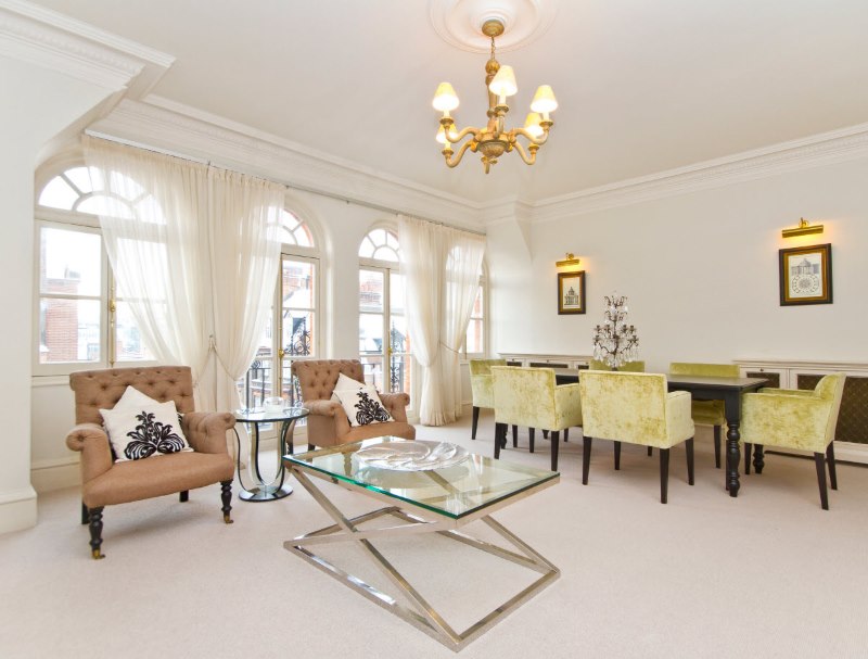 Grand salon avec des rideaux translucides aux fenêtres
