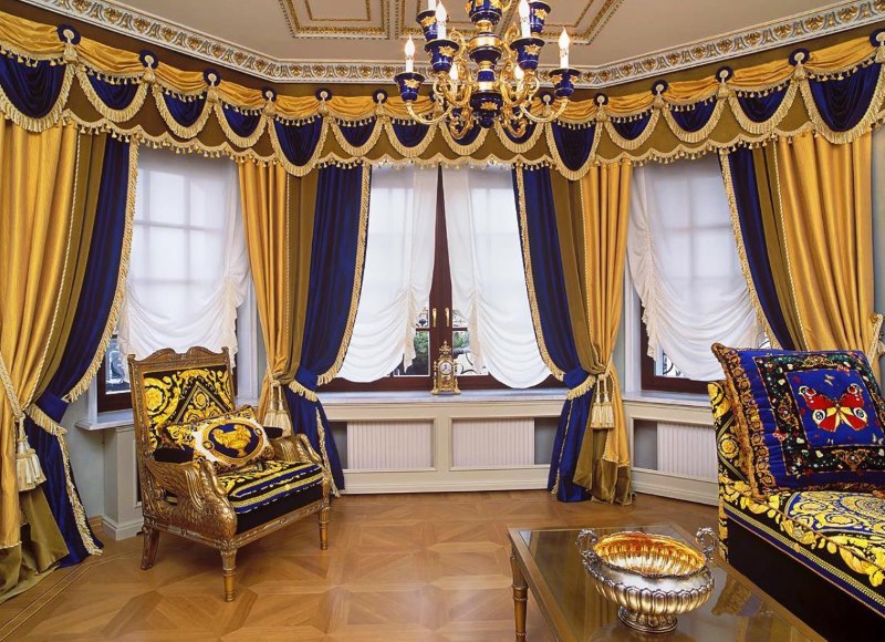 Décoration élégante de la baie vitrée dans le salon d'une maison de campagne