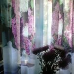 Tenda 3d sulla finestra di una cucina moderna